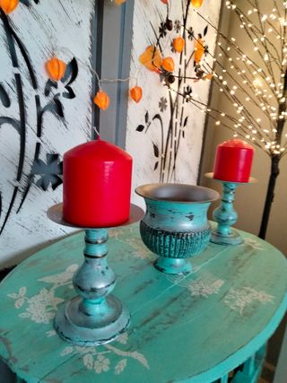 Candelieri e vaso in metallo