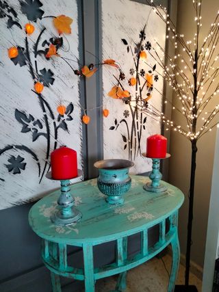 Candelieri e vaso in metallo