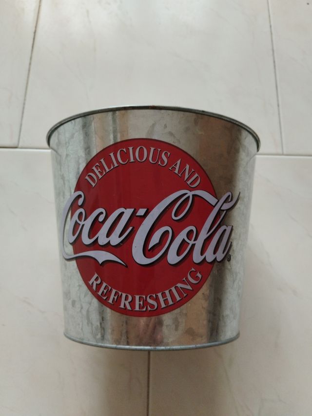 Cubo metálico de Coca-Cola