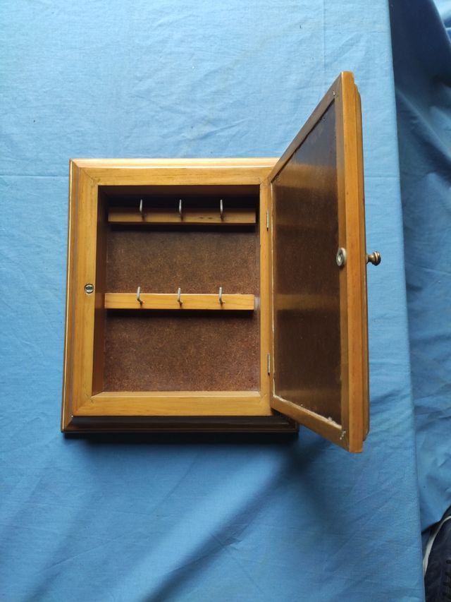 tapa contador de la luz y llavero 