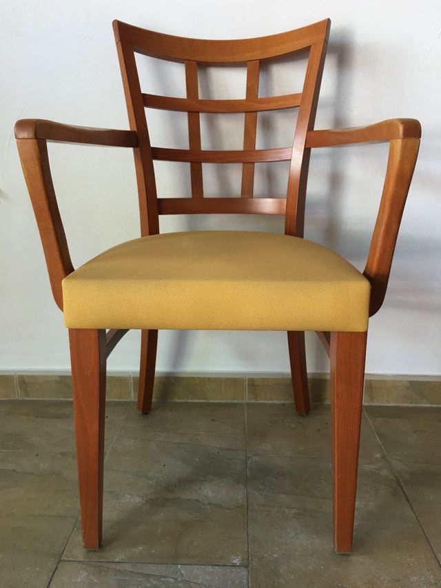 silla stock amarillas con reposabrazos de madera