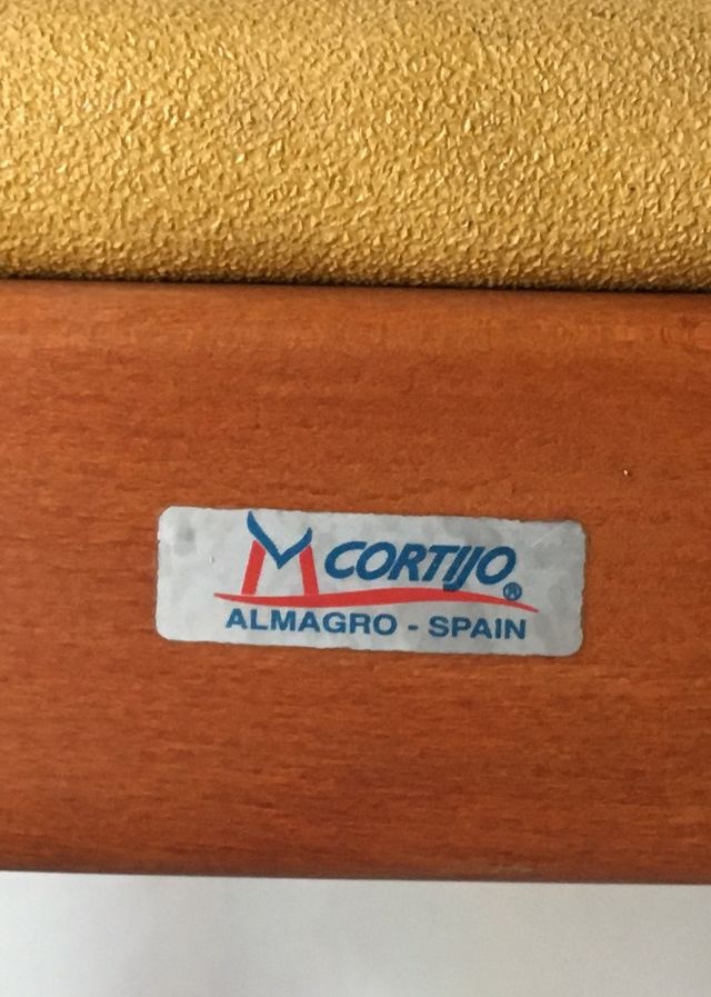 silla stock amarillas con reposabrazos de madera