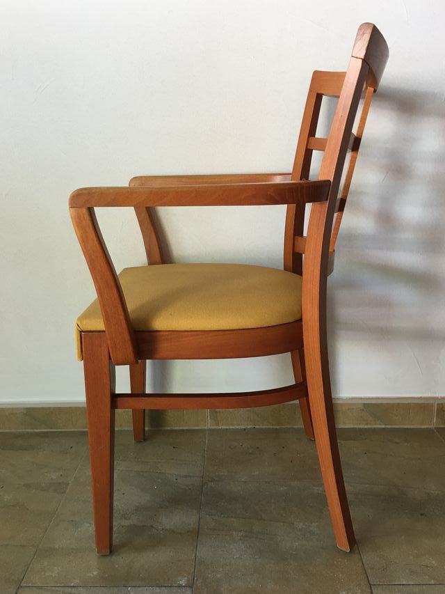 silla stock amarillas con reposabrazos de madera