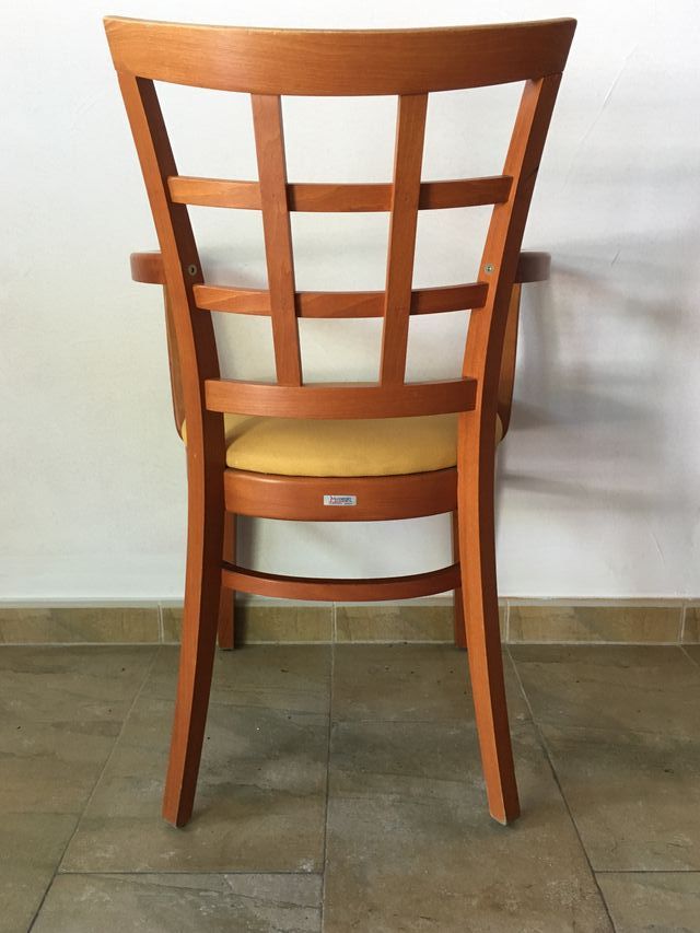 silla stock amarillas con reposabrazos de madera