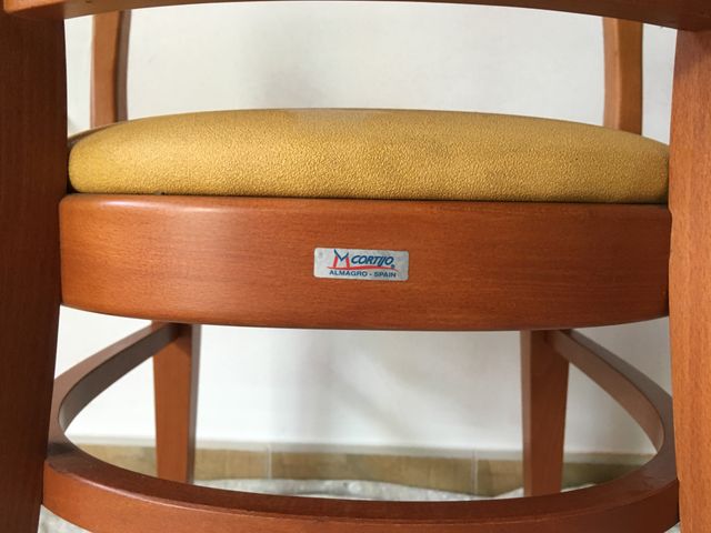 silla stock amarillas con reposabrazos de madera