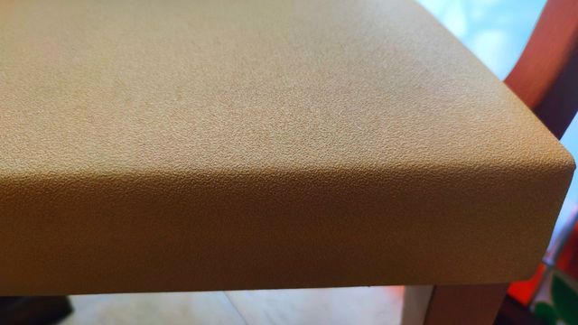 silla stock amarillas con reposabrazos de madera