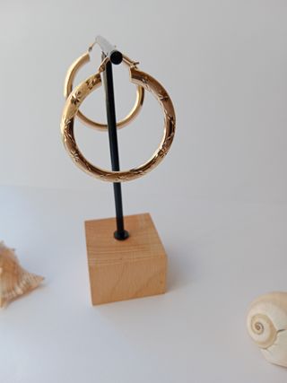 Aros oro 18k planos y grabados .4 cm diámetro. 
