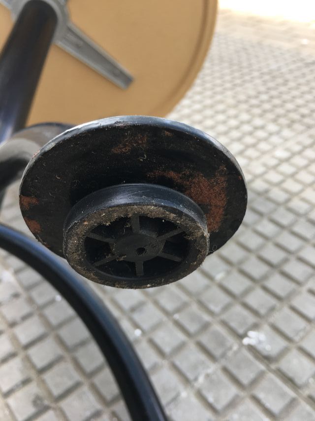 Mesas redondas marrones con pata central...