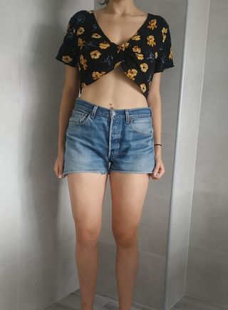 Blusa de flores corta