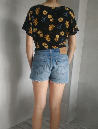 Blusa de flores corta