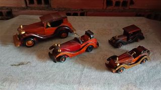 Coches antiguos de madera