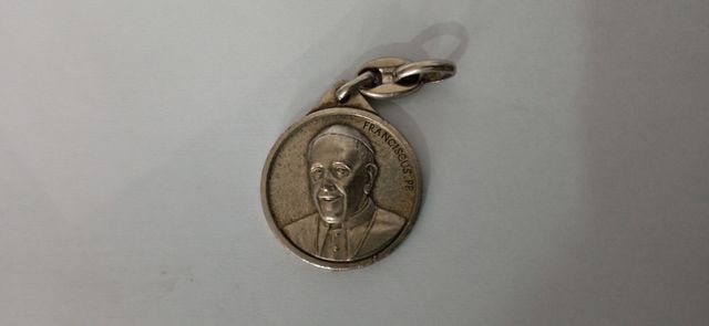 Medalla Papa Francisco, curiosidad.
