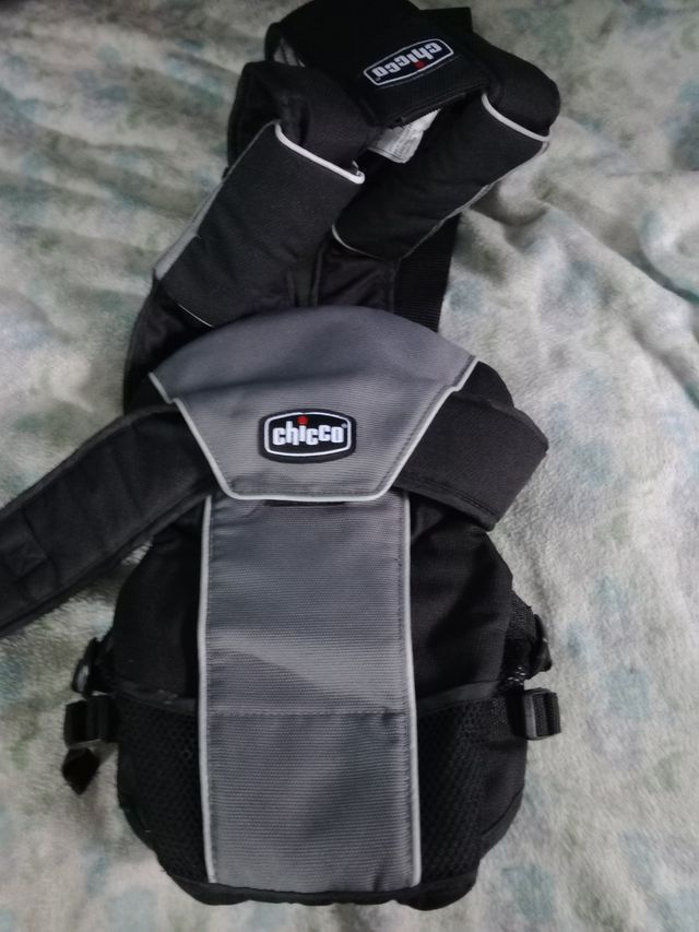 una un arnés de niño bebé para llevarle el pecho