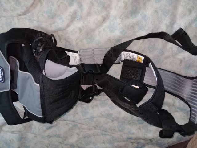 una un arnés de niño bebé para llevarle el pecho