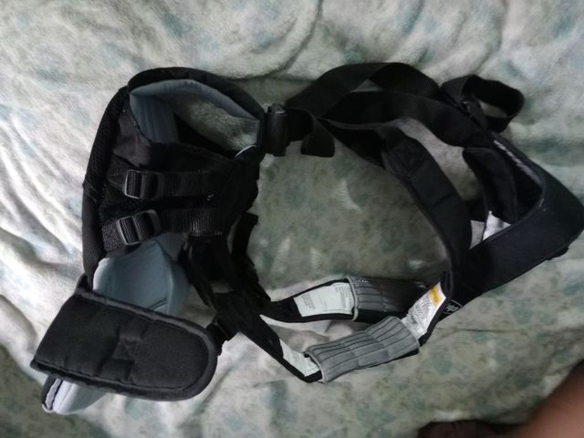 una un arnés de niño bebé para llevarle el pecho