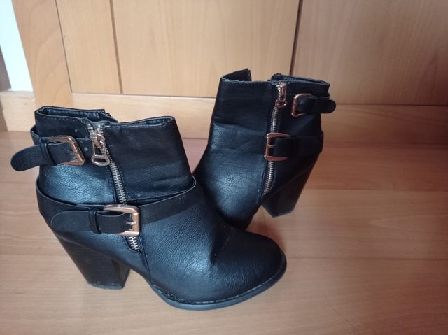 Botines negros de tacón