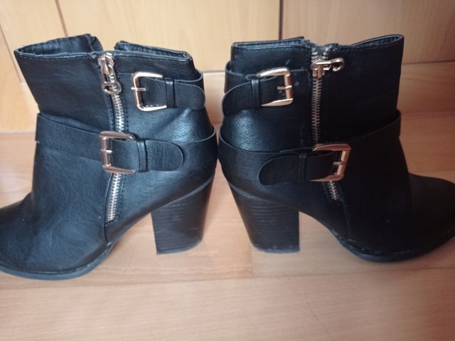 Botines negros de tacón