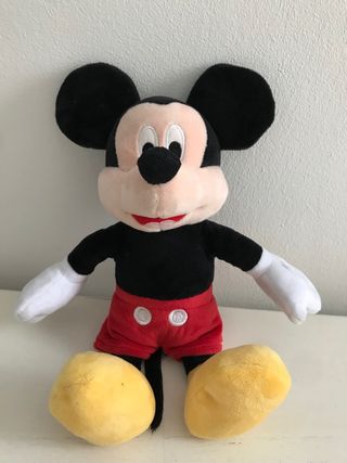 Peluches Mickey y Minnie Mouse.