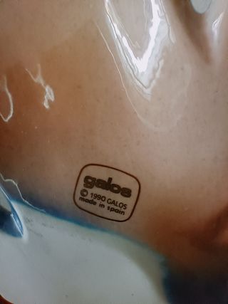 FIGURA DE PORCELANA DECORADA CON ORO Y PLATINO