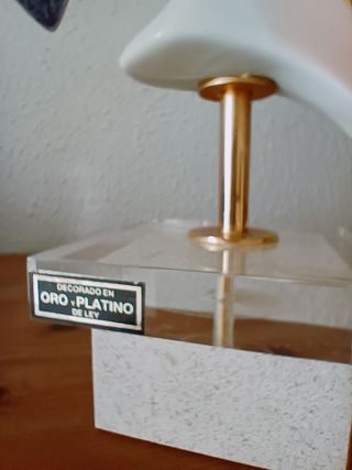 FIGURA DE PORCELANA DECORADA CON ORO Y PLATINO