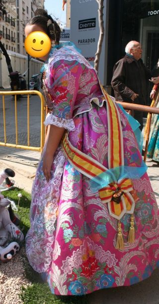 traje de fallera rosa