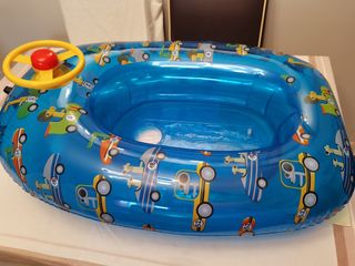 Barca galleggiante blu