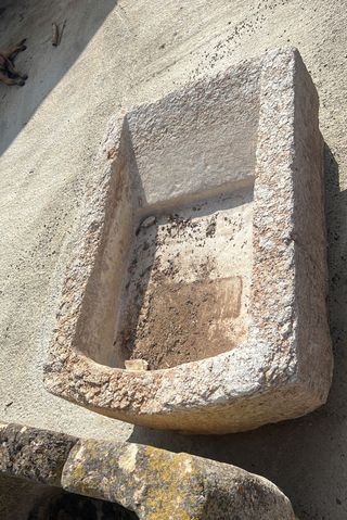 Pilón en piedra blanca con lavadera y medio punto