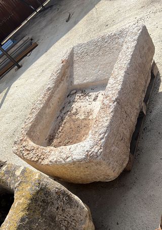 Pilón en piedra blanca con lavadera y medio punto