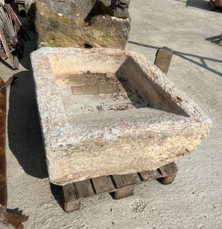 Pilón en piedra blanca con lavadera y medio punto