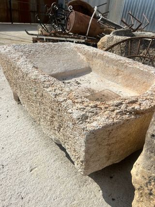 Pilón en piedra blanca con lavadera y medio punto