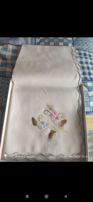 tovaglia ricamata a mano