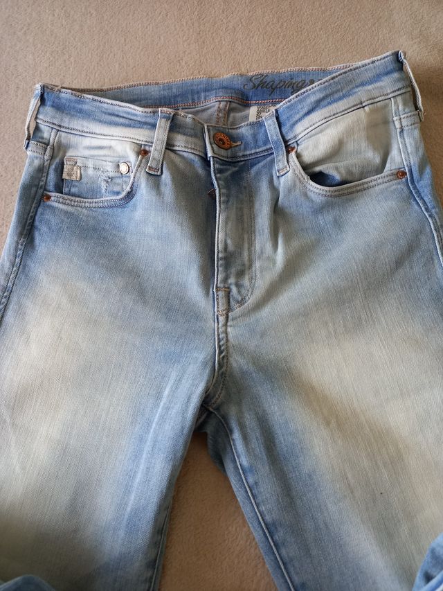 Vaquero elástico pitillo con roto en rodilla