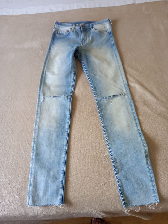 Vaquero elástico pitillo con roto en rodilla