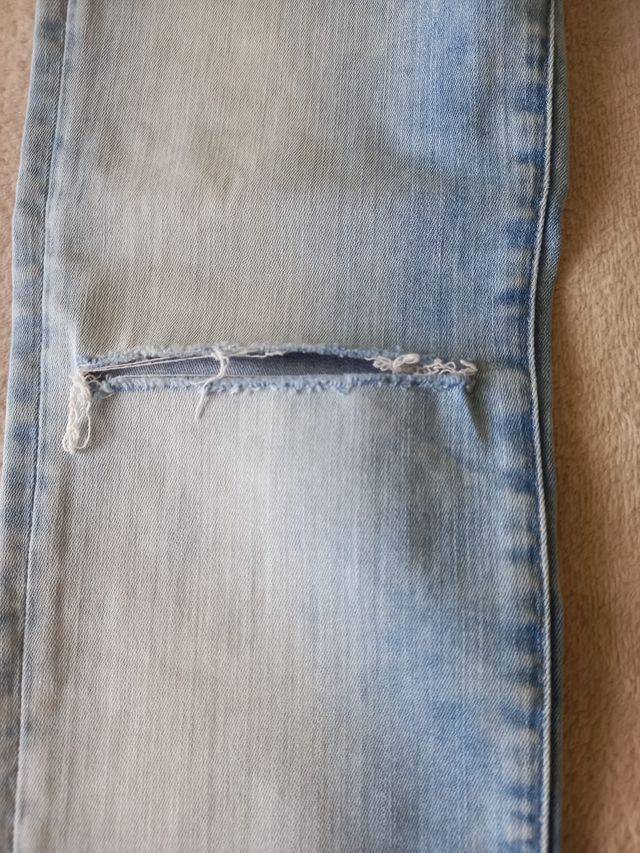 Vaquero elástico pitillo con roto en rodilla