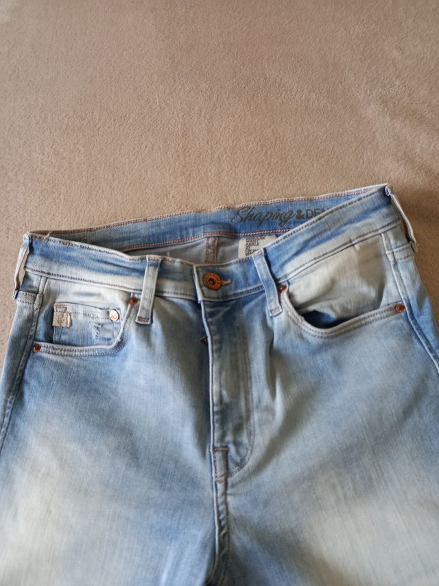 Vaquero elástico pitillo con roto en rodilla