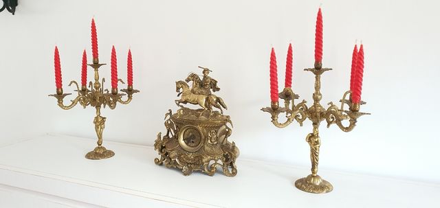 Conjunto de reloj y candelabros de bronce