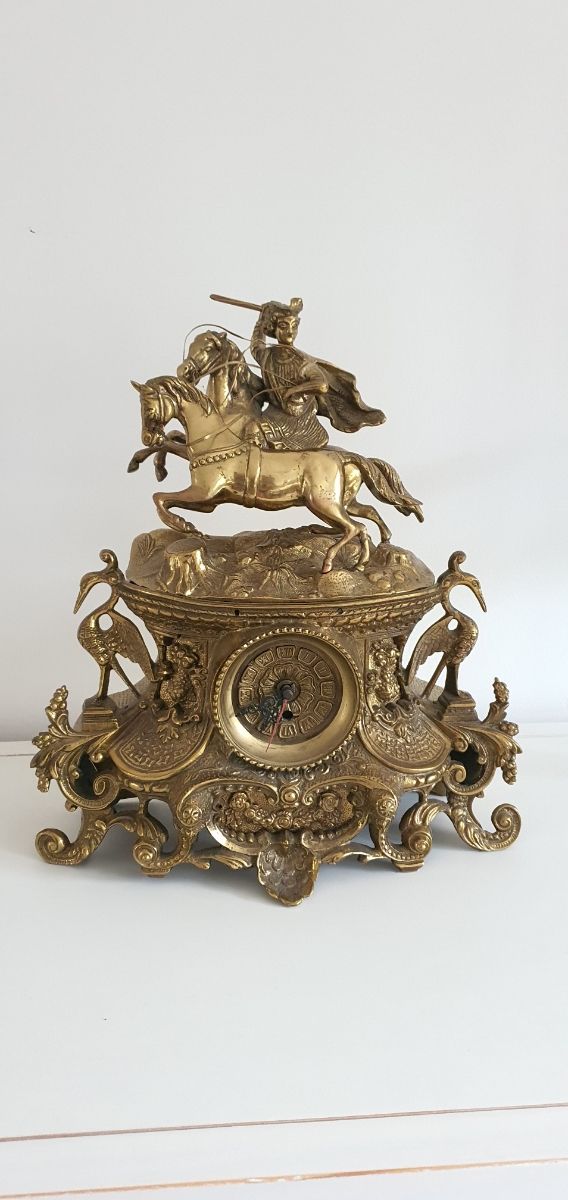 Conjunto de reloj y candelabros de bronce