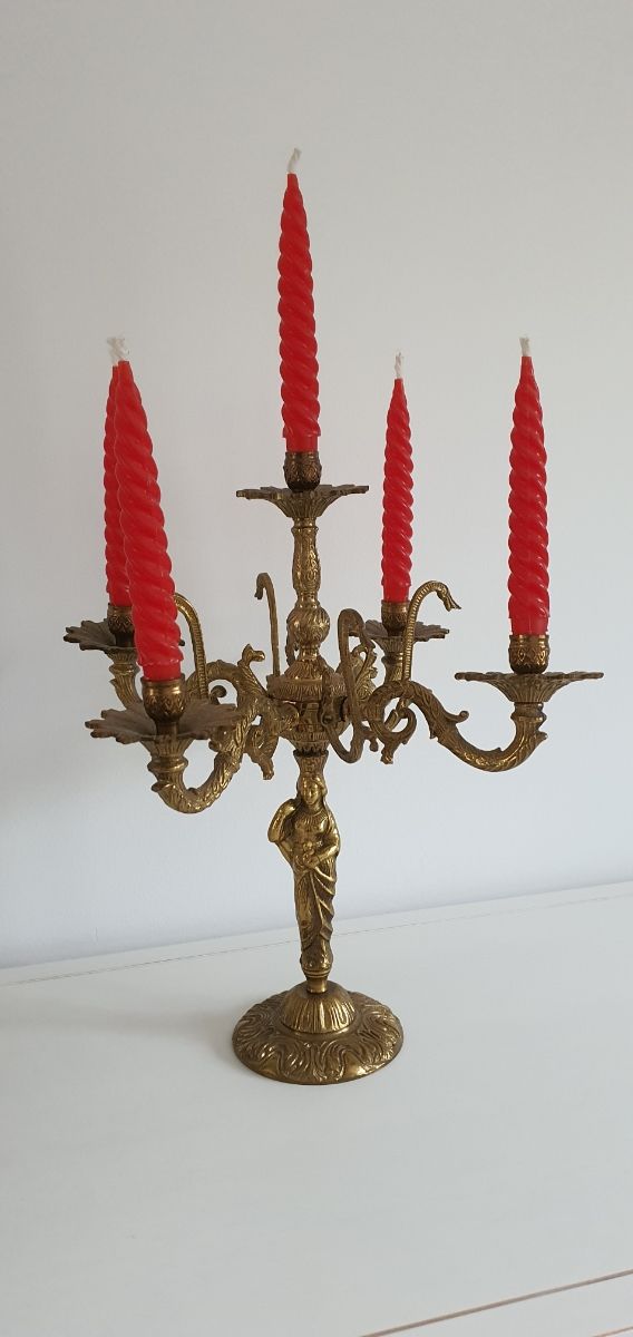 Conjunto de reloj y candelabros de bronce