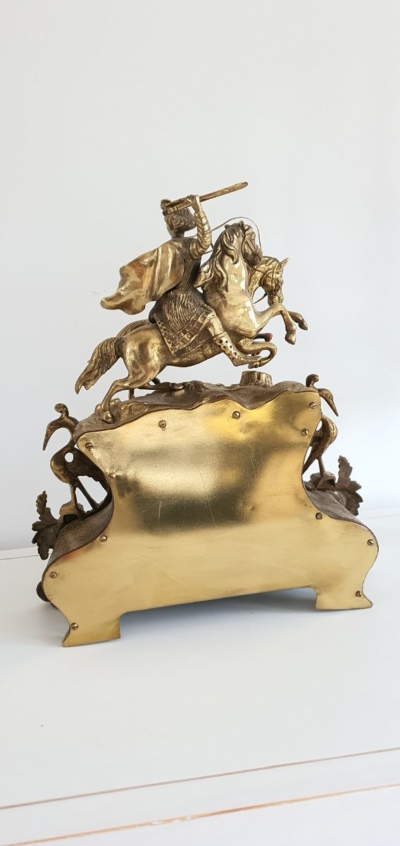 Conjunto de reloj y candelabros de bronce