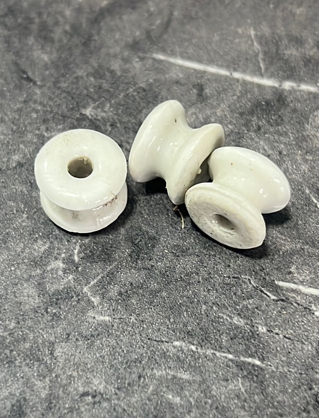 Aislador de carrete redondo de porcelana.