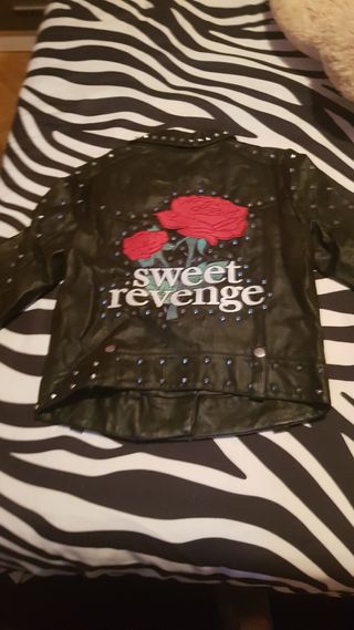 cazadora polipiel con remaches