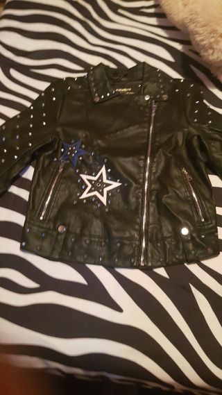 cazadora polipiel con remaches
