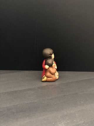 Coppia di bimbi che mangiano il pane presepe Thun