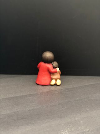 Coppia di bimbi che mangiano il pane presepe Thun