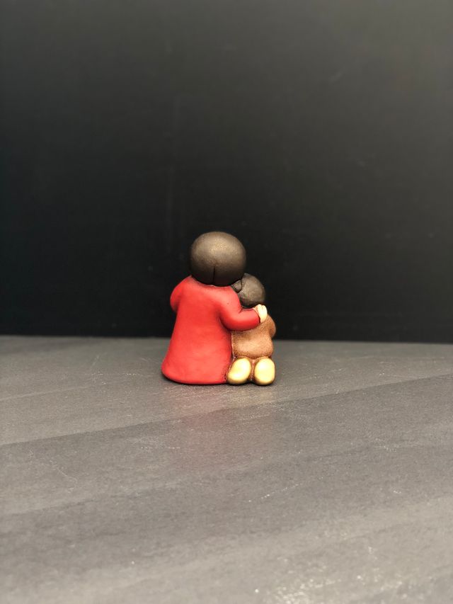 Coppia di bimbi che mangiano il pane presepe Thun