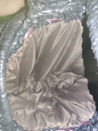 Bolso artesanal hecho con bolsas de basura y forra