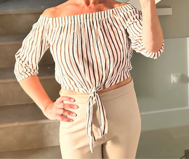 Blusa às riscas com nó de ombro aberto