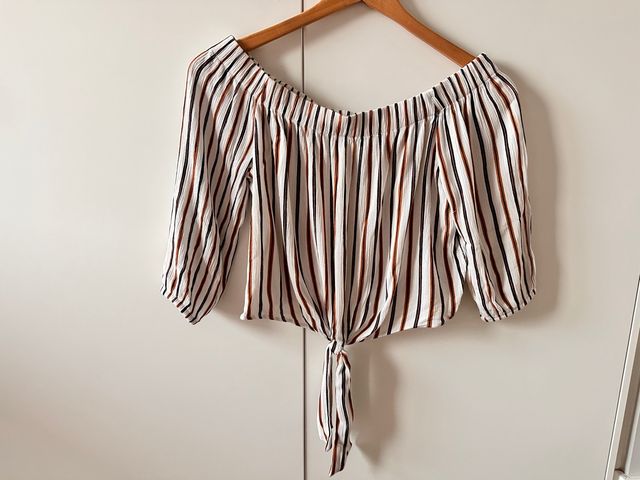 Blusa às riscas com nó de ombro aberto