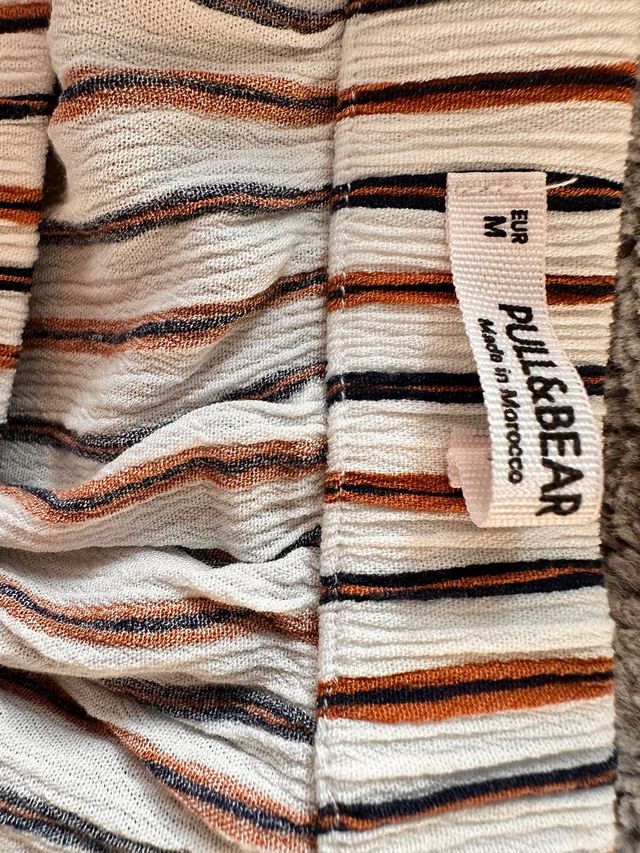 Blusa às riscas com nó de ombro aberto