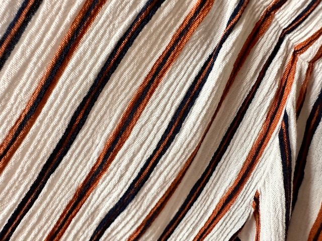 Blusa às riscas com nó de ombro aberto